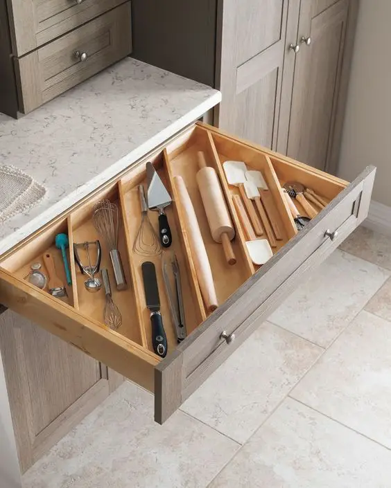 17 Great Ideas on How to Manage Your Kitchen Drawers. That’s Enough of All That Chaos!